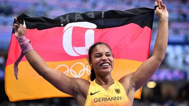 Medallista olímpica que dedica oro a Dios, dirige la adoración mientras recibe la bienvenida de héroe en su regreso a la iglesia