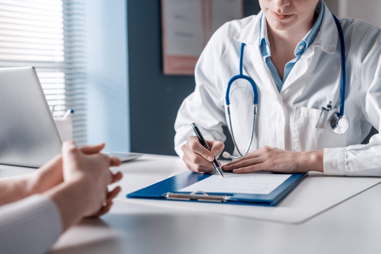 Estudio UNAB revela la percepción de facilidad en el acceso a licencias médicas en Chile y apoya reformas para un mayor control