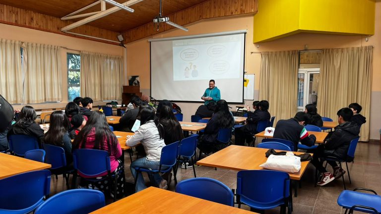 Más de 130 estudiantes valdivianos de educación básica y media se capacitan en convivencia y seguridad vial