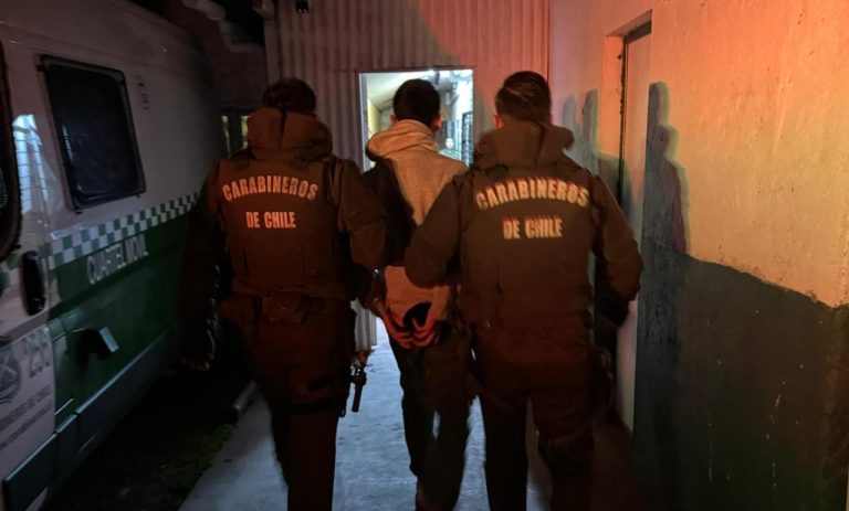 Tres sujetos fueron detenidos por robar pack de cervezas desde dos botillerías durante la noche en Río Bueno