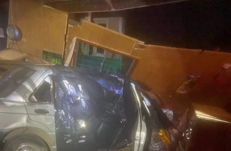 Conductor fallece tras chocar vehículo contra una vivienda en ruta entre Puerto Nuevo