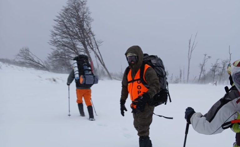 Rescatan con vida a dos excursionistas extraviados en el complejo volcánico Cordón Caulle en la Región de Los Ríos