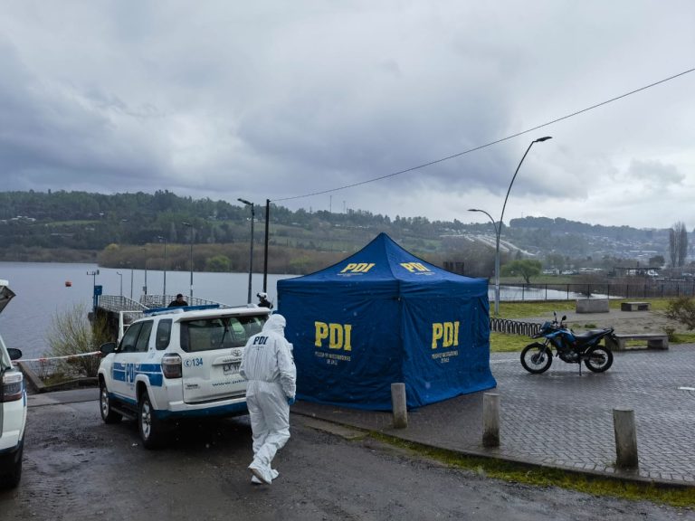 Detectives trabajan en la identificación del fallecido