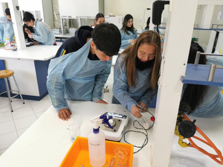 Proyecto Experimenta difunde las ciencias a través de talleres prácticos en laboratorios de la USS