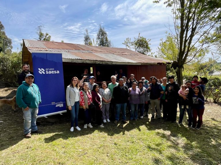 En Lago Ranco Saesa inaugura junto a vecinos de Ilihue Bajo iluminación de su sede social
