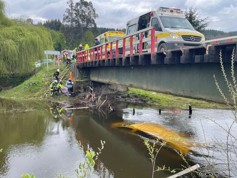 Furgón escolar cae al Río Huichahue en Paillaco