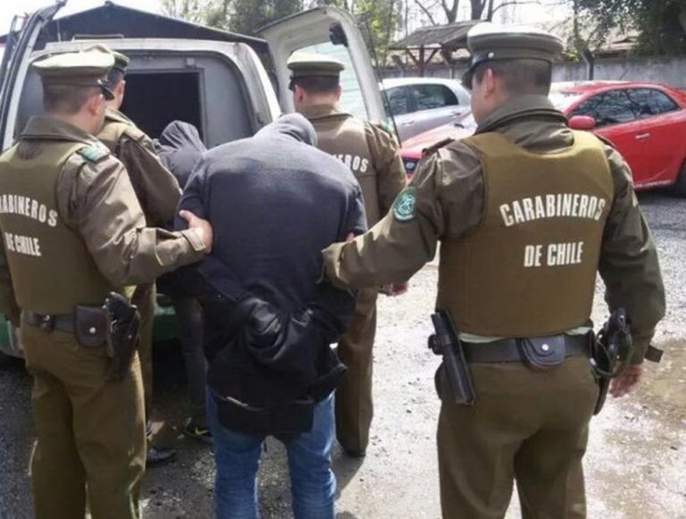 Carabineros detiene a dos menores por robo en la Escuela Juan Pablo Segundo de Los Lagos