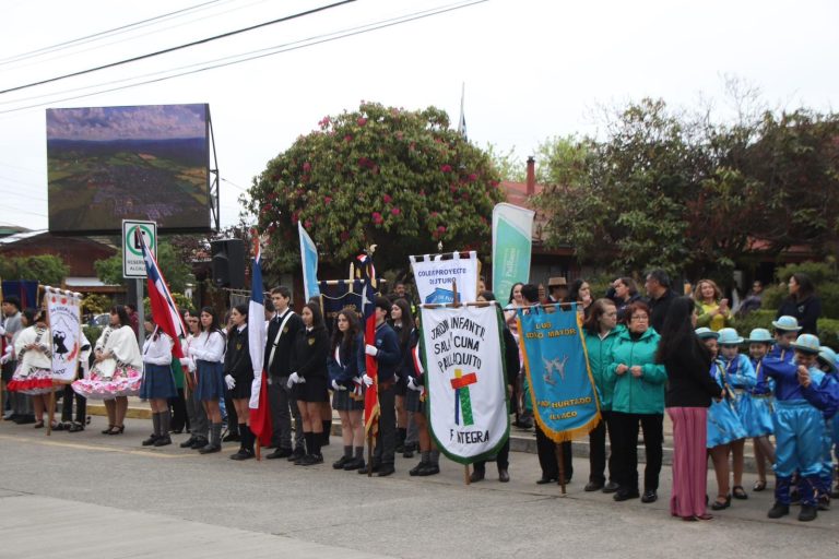 Paillaco celebró 90 años con un extenso desfile y entrega de distinciones a personalidades destacadas