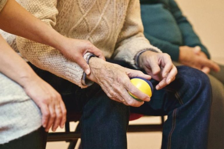 Oficina de Adulto Mayor de Río Bueno firma convenio para financiar proyectos de 17 comités de personas mayores