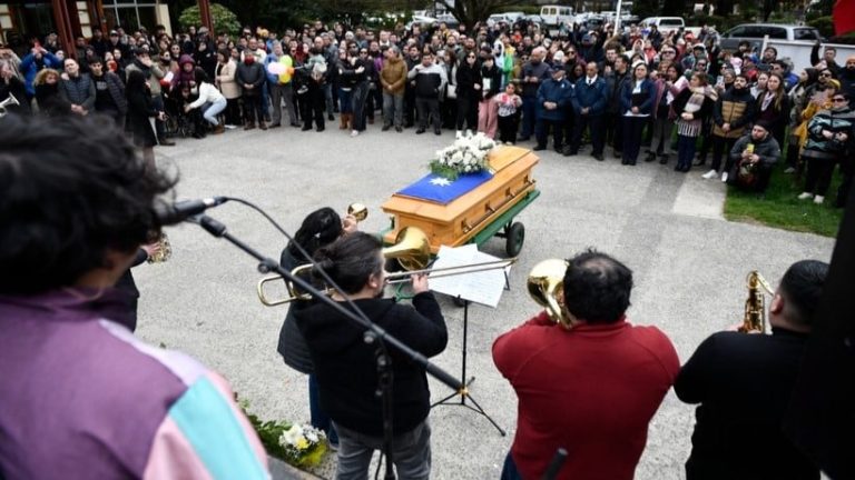 Valdivia despide al vocalista de La Teruka en emotivo funeral tras fatal accidente