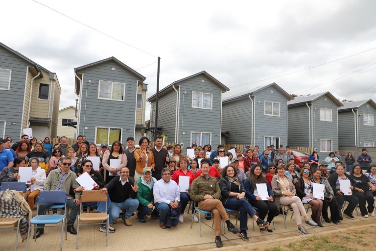 104 familias de Río Bueno reciben las escrituras de sus viviendas