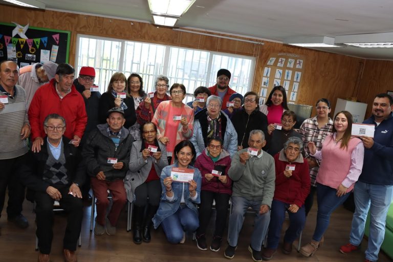 Adultos mayores de Viviendas Tuteladas de Río Bueno reciben primera credencial con QR en Chile