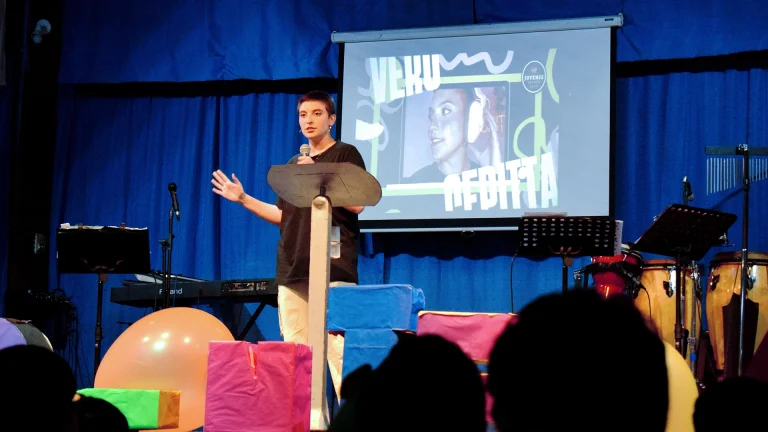 La influencer Verocepitta afirmó en el Congreso de Jóvenes «Algo D-mente», que la Paz de Jesús es más fuerte que las emociones intensas