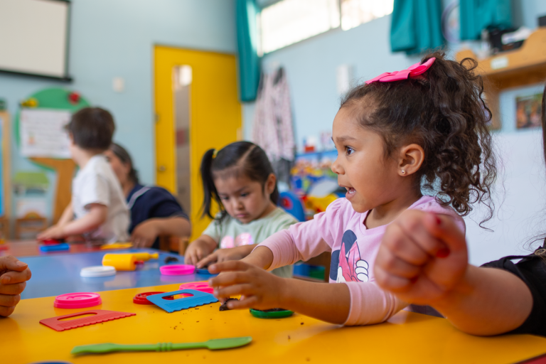 junto a comunidad de San Joaquín autoridades refuerzan llamado a postular a salas cuna y jardines infantiles 2025