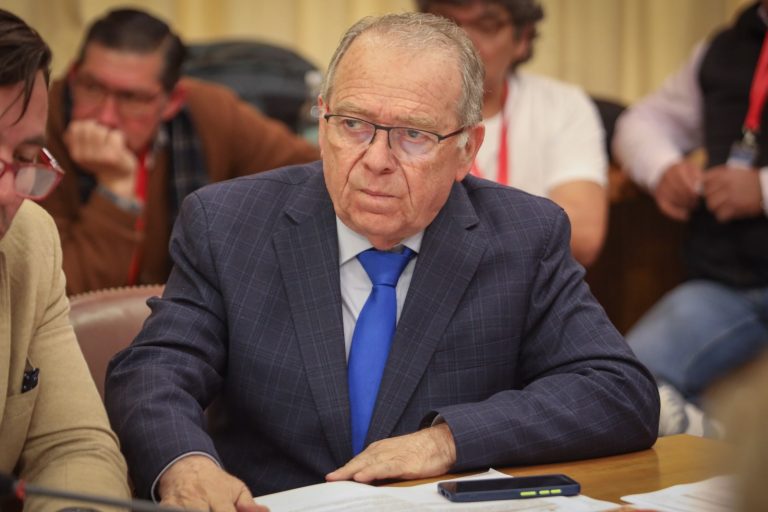 Aprueban indicación de Berger que limita la compra de terreno a comunidades en sus regiones de origen
