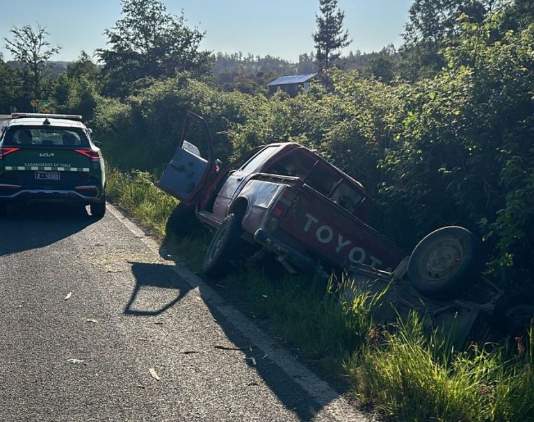 Camioneta termina semivolcada tras perder el control