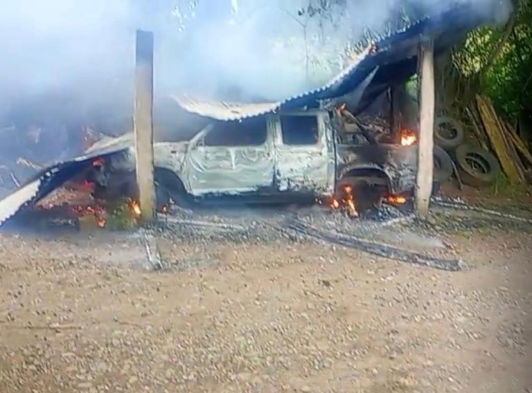 Fuego en vehículo moviliza a bomberos de Pichirropulli