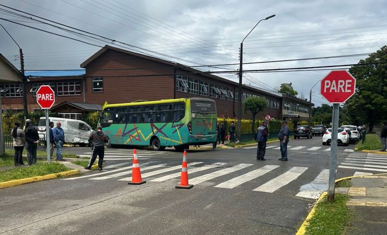 Bus intercomunal y furgón chocan en Paillaco dejando dos lesionados