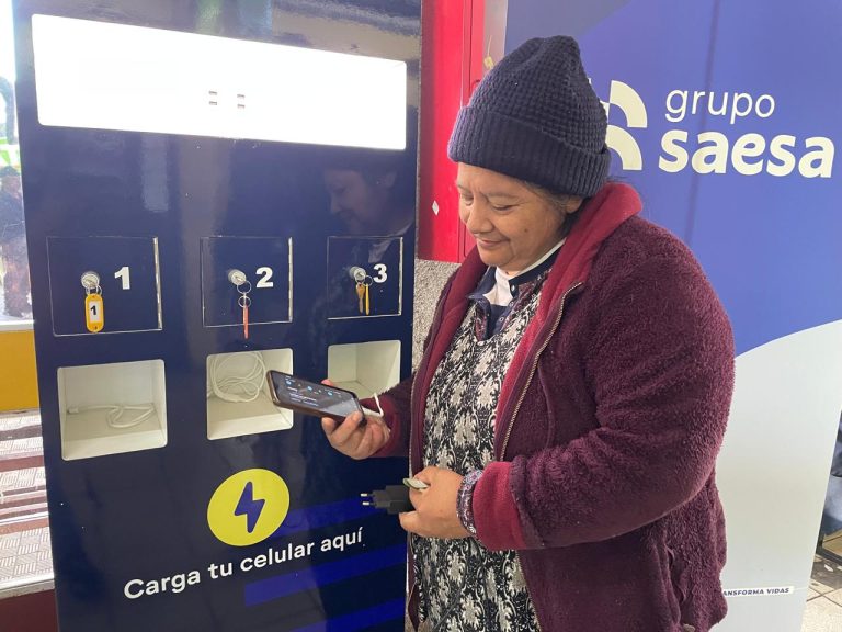 Saesa instaló tótem de carga en terminal de buses de Osorno en beneficio de la comunidad