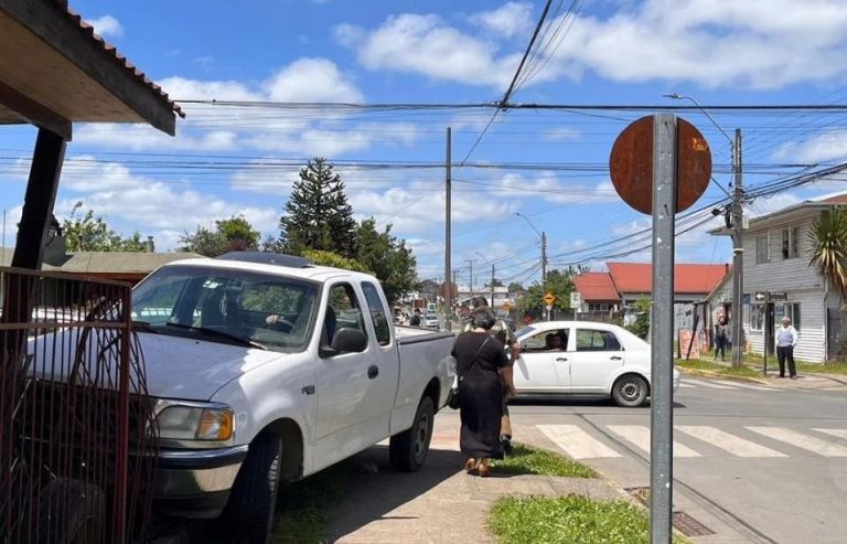 Conductor pierde el control de su vehículo y chocó cerco de una casa en Río Bueno