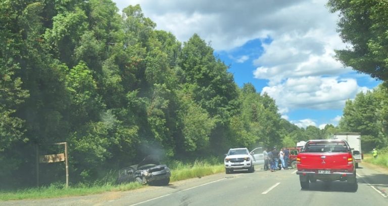 Colisión frontal de vehículos en ruta que conecta Paillaco con Valdivia dejó dos lesionadas