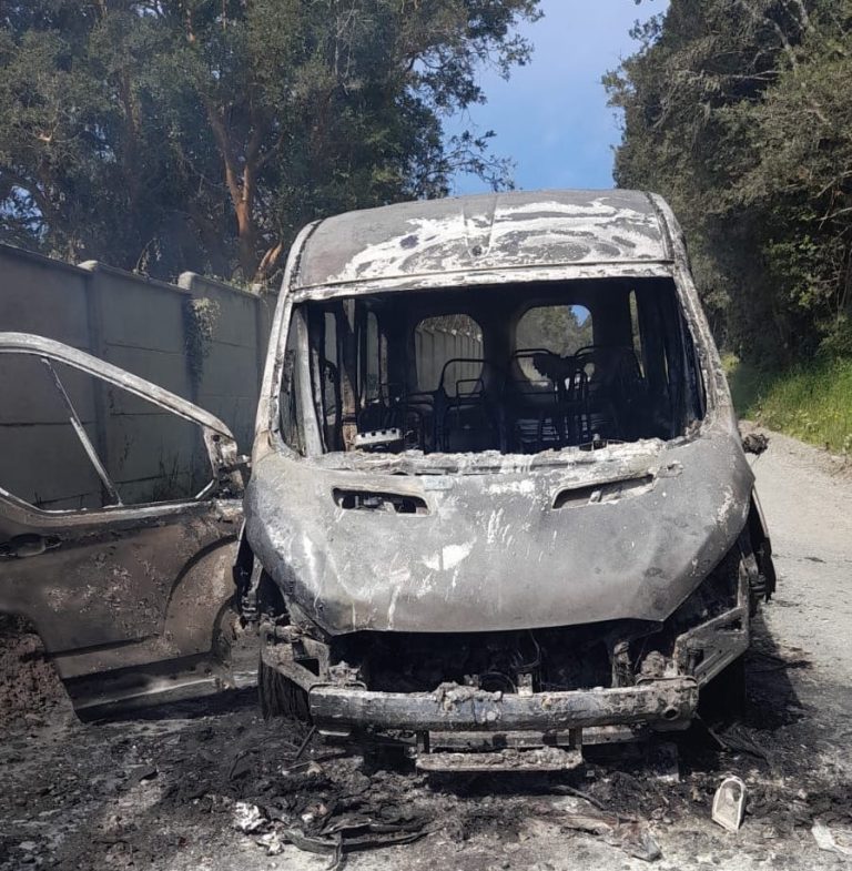 Funcionarios de salud municipal de Puerto Octay escapan ilesos tras incendio de furgón