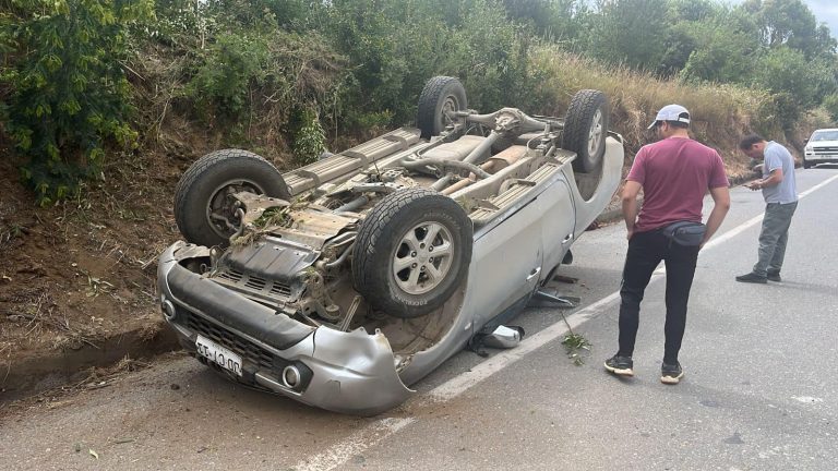 Volcamiento de vehículo en la Ruta 5 Sur moviliza equipos de emergencia de Máfil