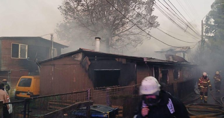Incendio destruye dos viviendas en Valdivia y deja siete damnificados