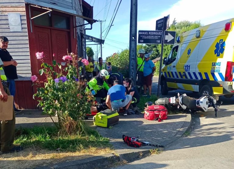 Dos lesionados tras choque entre motocicleta y camión en Paillaco