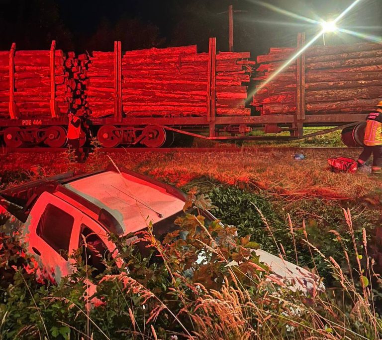 Camioneta que no respetó disco Pare es embestida por tren de carga en Lanco