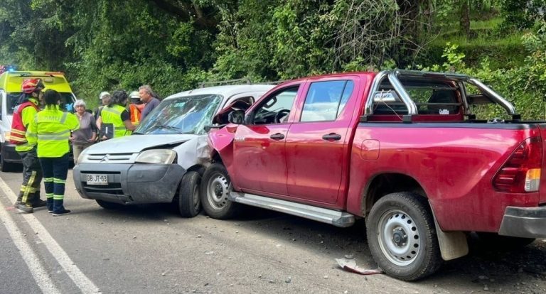 Choque entre auto y camioneta dejó dos personas lesionados en Paillaco