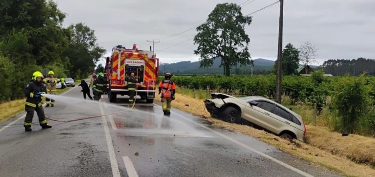 Cuatro heridos tras volcamiento de vehículo en Los Lagos