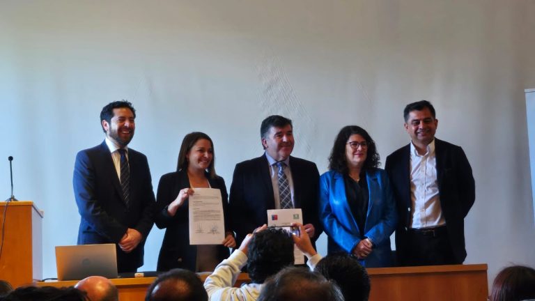 Niño y Patria participa en histórica firma de convenios para la protección de la infancia en Los Ríos