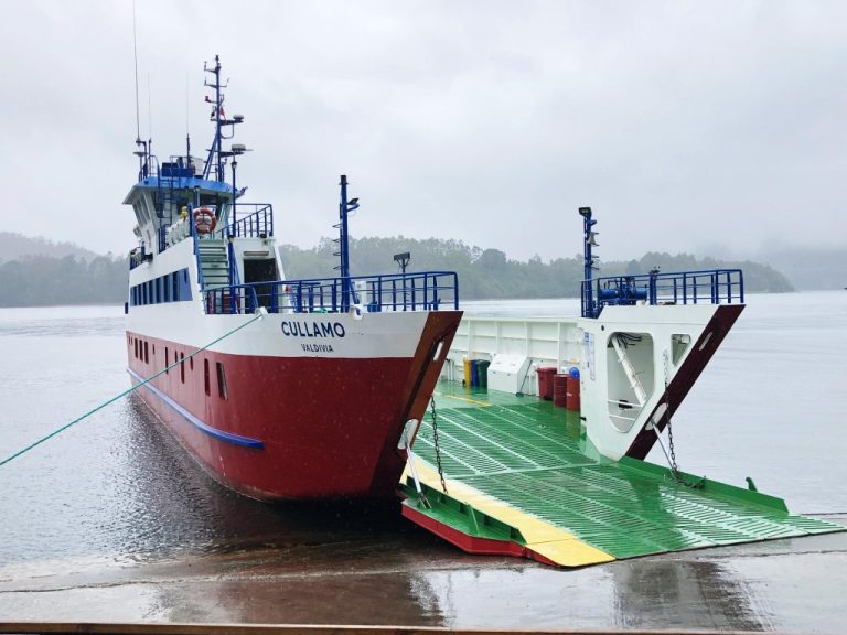 Barcaza Cullamó queda inoperativa tras chocar con muelle en Isla del Rey