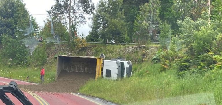 camión tolva volcó en la Cuesta Miraflores esta mañana
