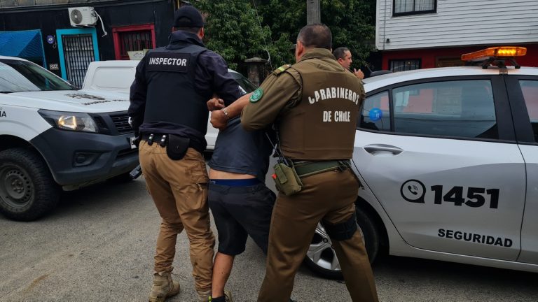 Detienen a ladrón sorprendido robando en restaurante de Valdivia