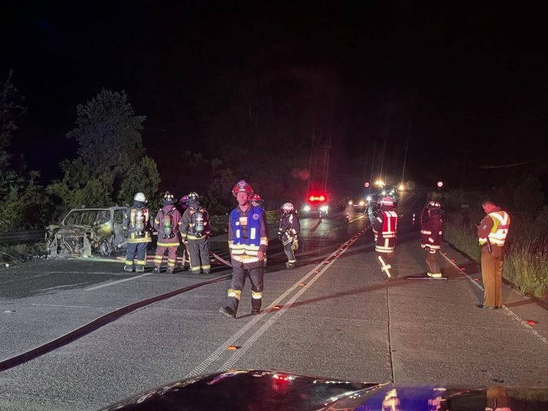 Vehículo se incendió en la Cuesta El Cero la madrugada de este domingo