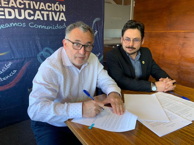 A más de un año del incendio, alcalde Quezada y MINEDUC firman convenio para construir salas modulares en la Escuela Radimadi