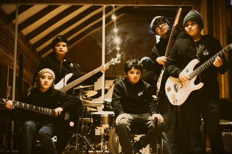 Banda de pequeños rockeros de Los Lagos lanza su primer single «Suelta el Celular»