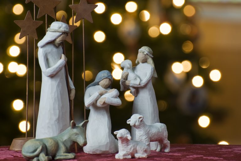 Grupo de libertad religiosa premia a ciudad de Texas por mantener un pesebre en el juzgado