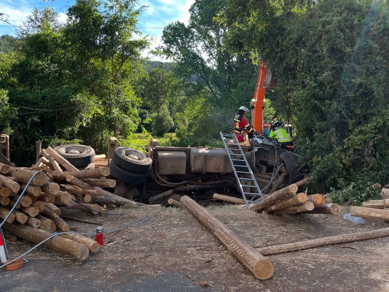 Bomberos de Paillaco realizan exitoso rescate tras volcamiento de camión