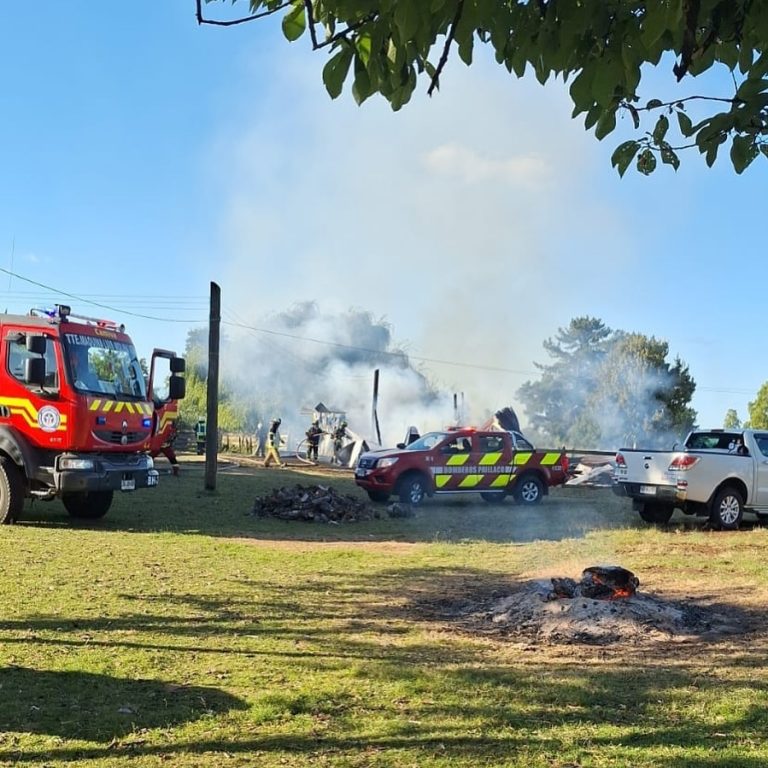 Incendio destruye por completo un galpón agrícola en Santa Filomena