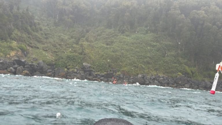 Dos fallecidos tras naufragio de embarcación en Bahía Mansa