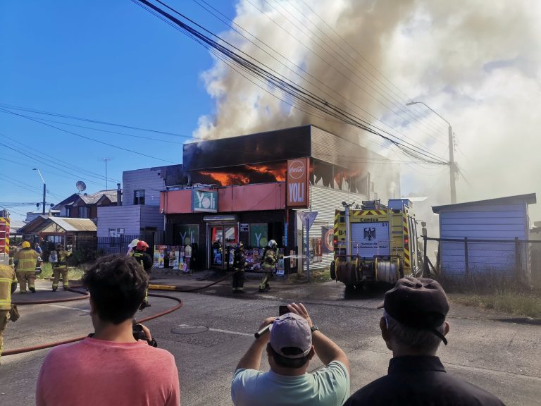 Incendio consumió a Supermercado Yoli en Río Bueno