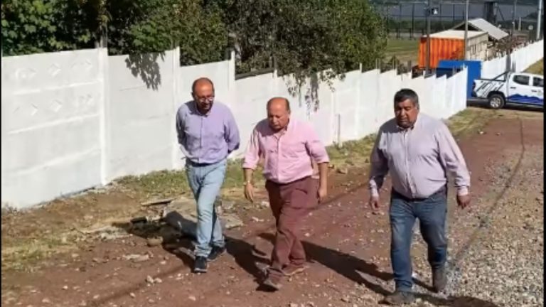 Alcalde Rodrigo Valdivia inspecciona mejoras en infraestructura deportiva de Panguipulli