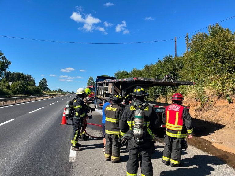 Bomberos de La Unión y Pichirropulli controlan principio de incendio de camión en la Ruta 5 Sur