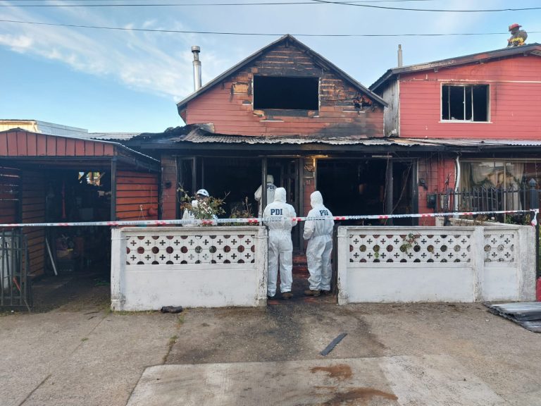 Adulto mayor postrado falleció en incendio que afectó a dos viviendas en Valdivia esta tarde