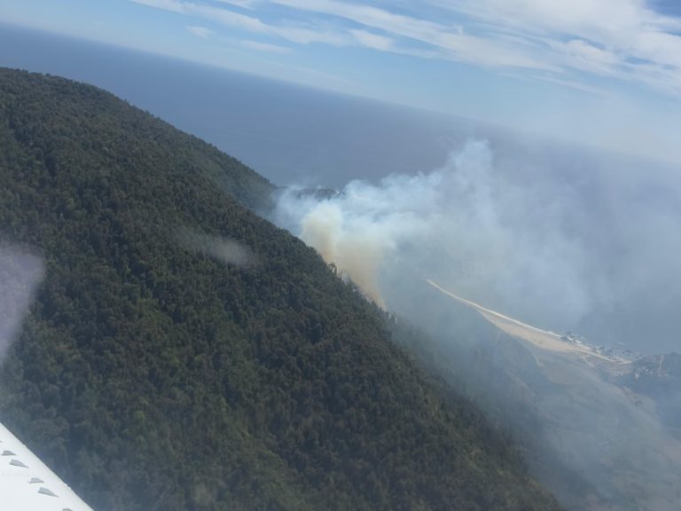 Incendio forestal en Caleta Milagro moviliza operativo terrestre y aéreo en San Juan de la Costa