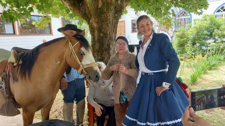 Terapia equina lleva alegría a los abuelitos del Hogar San Francisco de Asís en Río Bueno