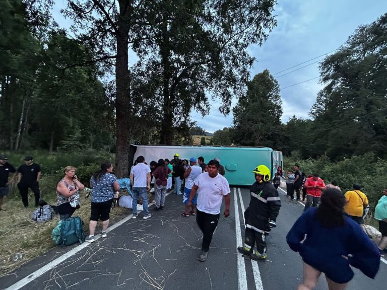 Volcamiento de bus de pasajeros en la ruta que une Los Lagos y Panguipulli